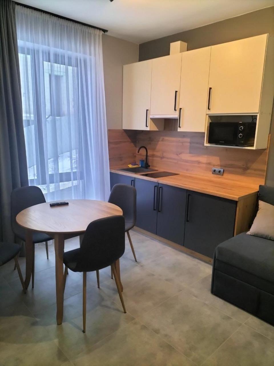 Apartment Grun *